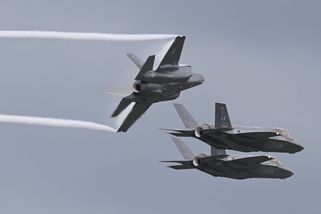 Babiš se s letouny F-35 ošívá. Na Trumpovo ranní připomenutí nereagoval - Novinky